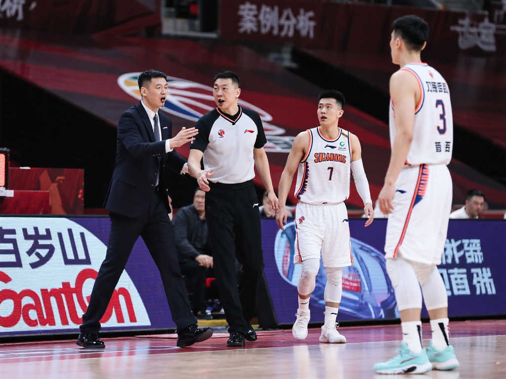 CBA:赵睿因冲撞裁判被重罚禁赛5场及10万元,刘炜罚款2万元 CBA:赵睿因冲撞裁判被重罚禁赛5场及10万元,刘炜罚款2万元